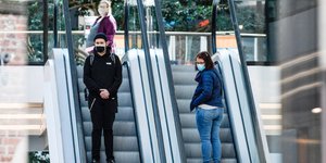 Πολίτες με μάσκες στη Γερμανία