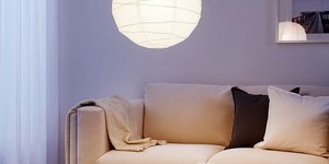 Μπεζ καναπές και λευκό φωτιστικό οροφής