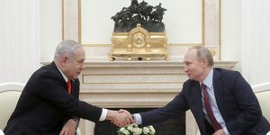 Ο πρωθυπουργός του Ισραήλ, Μπενιαμίν Νετανιάχου, δίνει το χέρι στον Ρώσο πρόεδρο Βλαντιμίρ Πούτιν