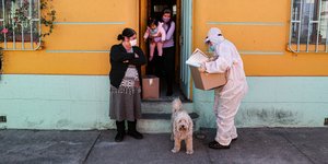 Ανδρας με στολή για τον κορωνοϊό σε σπίτι στη Χιλή