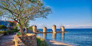 Ανεμόμυλοι πλάι στη θάλασσα στο νησί της Χίου