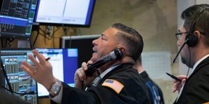 Χρηματιστής στο τηλέφωνο στη Νέα Υόρκη