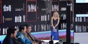 Η Μαρία Μπεκατώρου στο πλατό του YFSF μπροστά στην κριτική επιτροπή