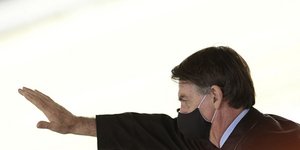 Ο πρόεδρος της Βραζιλίας, Ζαΐχ Μπολσονάρου χαιρετά τους υποστηρικτές του φορώντας μάσκα