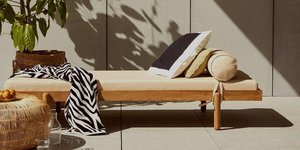 Καναπές, φυτό και ήλιος