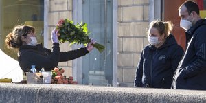 ζευγαρι αγοραζει τριανταφυλλα