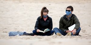 Ζευγάρι σε παραλία των ΗΠΑ με μάσκα για κορωνοϊό