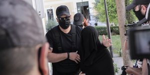 Αστυνομικός με την 35χρονη που κατηγορείται για την επίθεση με βριτριόλι