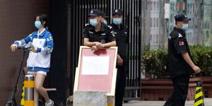 Aστυνομικοί με μάσκες έξω από κλειστό γυμνάσιο στο Πεκίνο