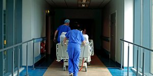 Νοσηλευτές μεταφέρουν ασθενή της Covid-19 σε νοσοκομείο στο Μπλάκμπερν της Βρετανίας 