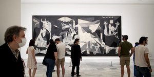 Επισκέπτες στο μουσείο Ρέινα Σοφία, στη Μαδρίτη, παρατηρούν την Γκουέρνικα του Πικάσο, μετά την επαναλειτουργία του χώρου