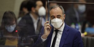 Άνδρας με μάσκα και κοστούμι στην Ιταλία