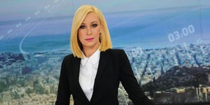 Η Αντριάνα Παρασκευοπούλου παρουσιάζει το κεντρικό δελτίο ειδήσεων της ΕΡΤ1/Φωτογραφία ΕΡΤ