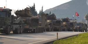 Φάλαγγα φορτηγών με τουρκικά άρματα μάχης