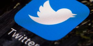 Λογότυπο του Twitter σε οθόνη έξυπνου κινητού