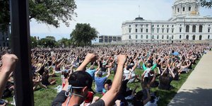 Χιλιάδες διαδηλωτές απαιτούν δικαιοσύνη για τον φόνο του Φλόιντ έξω από το καπιτώλιο της Μινεσότα 