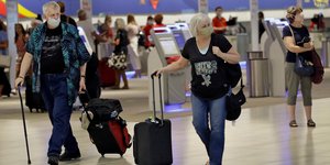 Ταξιδιώτες με μάσκες στο αεροδρόμιο της Τάμπα των ΗΠΑ 