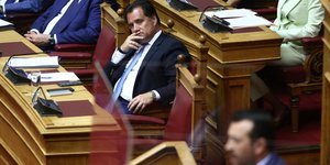 Ο Αδωνις Γεωργιάδης παρακολουθεί την ομιλία του Νίκου Παππά