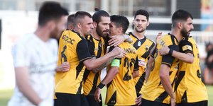 Οι παίκτες της ΑΕΚ πανηγυρίζουν το γκολ του Λιβάγια κόντρα στον ΟΦΗ