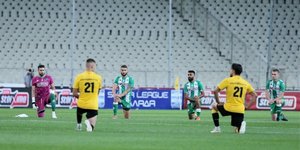 Παίκτες της ΑΕΚ και του ΠΑΟ γονατιστοί πριν από τη σέντρα
