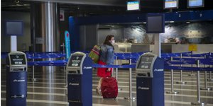 Αεροδρόμιο Μακεδονία τουρίστρια βαλίτσα