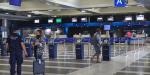 Επισκέπτες στο αεροδρόμιο «Μακεδονία» τηρούν αποστάσεις ασφαλείας για τον Κορωνοϊό