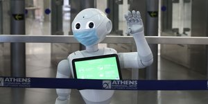 Ρομπότ με μάσκα χαιρετά στο Ελ. Βενιζέλος