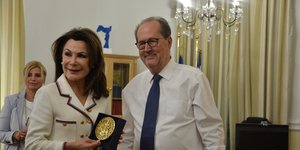 Η Γιάννα Αγγελοπούλου-Δασκαλάκη παραλαμβάνει πλακέτα από τον περιφερειάρχη κ. Νίκα