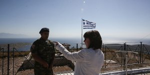 Η Πρόεδρος της Δημοκρατίας Αικατερίνη Σακελλαροπούλου στο Αγαθονήσι μπροστά από μια ελληνική σημαία