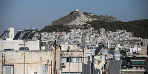Μείωση ενοικίου: Εικόνα από πολυκατοικίες με φόντο τον Λυκαβηττό