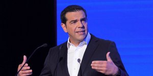 Ο πρώην πρωθυπουργός Αλέξης Τσίπρας σε ομιλία του με σακάκι και πουκάμισο