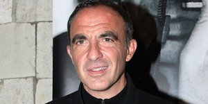 Ο Νίκος Αλιάγας με μαύρο μπουφάν