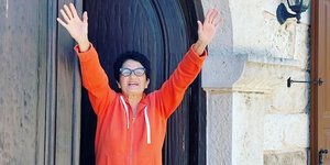 Η Αλκηστις Πρωτοψάλτη εύχεται «καλό μήνα» με μία τόπλες εικόνα της στην παραλία
