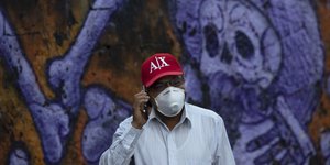 Άνδρας με μάσκα για τον κορωνοϊό και καπέλο στο Μεξικό