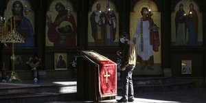 Άνδρας σε ναό στη Βόρεια Μακεδονία με μάσκα προστασίας από τον κορωνοϊό
