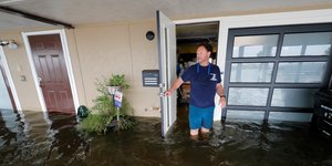 Ανδρας σε πλημμυρισμένο σπίτι στη Νέα Ορλεάνη