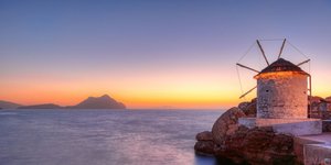Ανεμόμυλος στην Αμοργό με φόντο το ηλιοβασίλεμα του Αιγαίου στην Ελλάδα