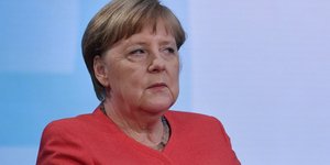 Η Ανγκελα Μέρκελ με κόκκινο σακάκι