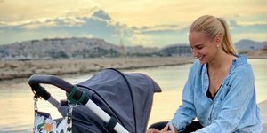 Η Αννη Πανταζή με το καρότσι βόλτα