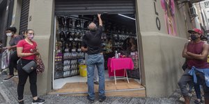 ανοιγει καταστημα 