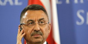 Ο αντιπρόεδρος της κυβέρνησης της Τουρκίας, Φουάτ Οκτάι με καρφίτσα στο πέτο με τη σημαία της Τουρκία