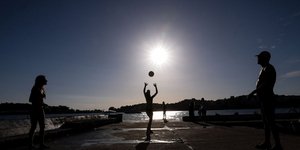 Λουόμενη σε παραλία στη Βουλιαγμένη το τριήμερο του Αγίου Πνεύματος