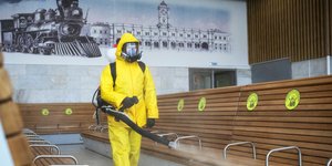 Απολύμανση για κορωνοϊό σε σταθμό τρένων στην Μόσχα