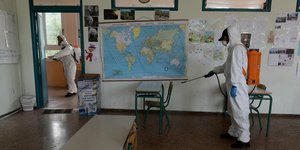 Απολύμανση σε αίθουσα σχολείου