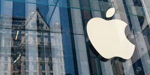 Το λογότυπο της Apple σε κτίριο στη Νέα Υόρκη