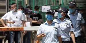 Αστυνομικοί στην Κίνα με μάσκα για τον κορωνοϊό