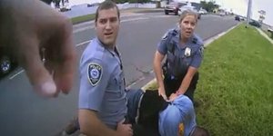 Αστυνομικοί συλλαμβάνουν Αφροαμερικανό