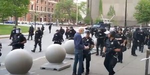 Διαδηλωτής διαμαρτύρεται σε αστυνομικό