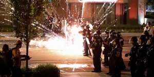 Αστυνομικοί δέχονται φωτοβολίδα στην Μινεσότα