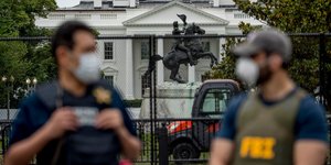 Αστυνομικοί μπροστά από φράχτη στον Λευκό Οίκο